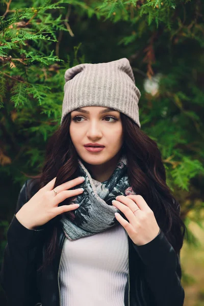 Portrait of funny young girl in the autumn weather in warm clothes and hat. — Stock Photo, Image