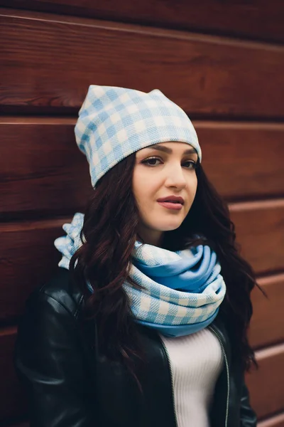 Retrato de niña divertida en el clima de otoño en ropa de abrigo y sombrero . — Foto de Stock