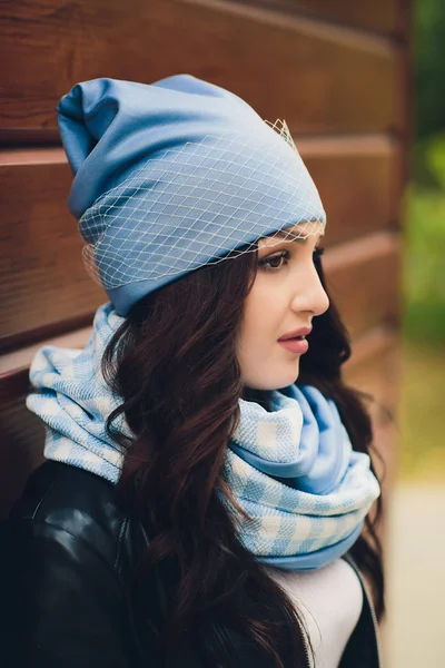 Retrato de niña divertida en el clima de otoño en ropa de abrigo y sombrero . — Foto de Stock