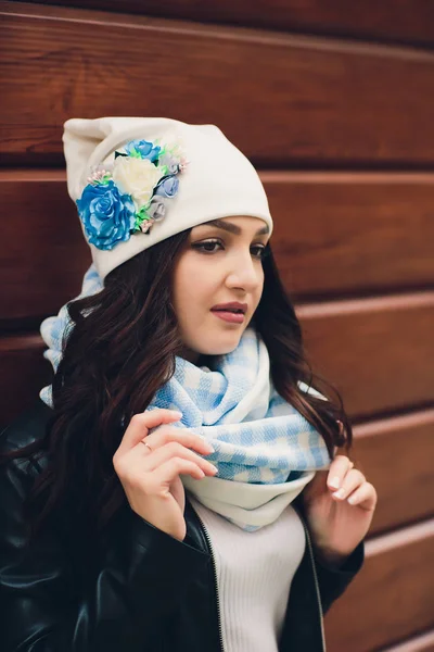 Porträt eines lustigen jungen Mädchens bei herbstlichem Wetter in warmer Kleidung und Hut. — Stockfoto