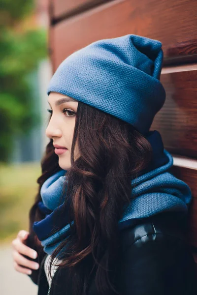 Retrato de menina engraçada no outono clima em roupas quentes e chapéu . — Fotografia de Stock