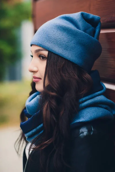 Retrato de menina engraçada no outono clima em roupas quentes e chapéu . — Fotografia de Stock