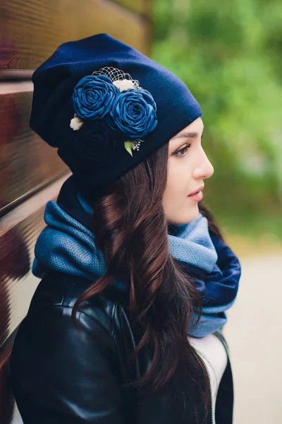 Portrait of funny young girl in the autumn weather in warm clothes and hat. — Stock Photo, Image