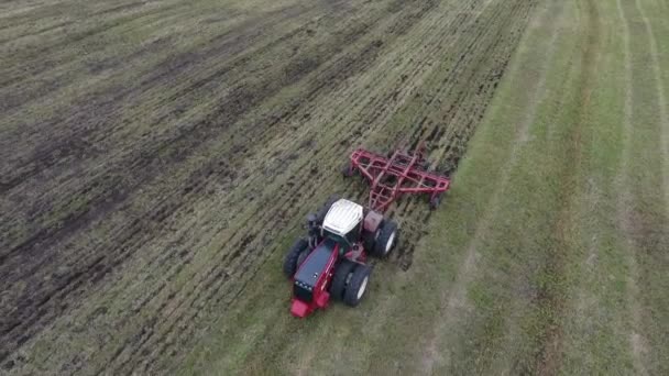 Close up van een maaimachine op een tarweveld. Luchtfoto. — Stockvideo