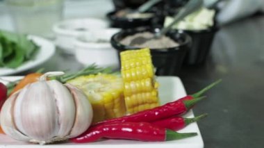 Mutfak masasında salata için taze sebze.