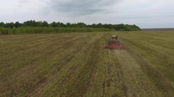 Cierre de una cosechadora en un campo de trigo. Vista aérea . — Vídeos de Stock