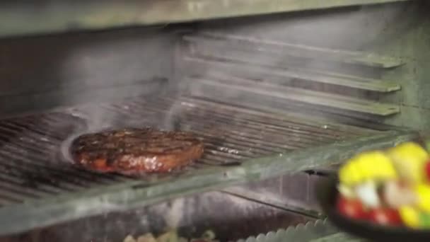 Grillbiffar på flammande grill och skjutna med selektivt fokus. — Stockvideo