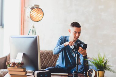 Sabitleyici kamera. bilgisayar monitörü. Genç freelancer adam laptop internet online ya da sosyal medya için video yüklemek için video düzenleme.