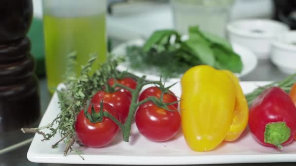 新鲜蔬菜沙拉在厨房的桌子上. — 图库视频影像
