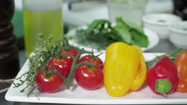 Frisches Gemüse für den Salat auf dem Küchentisch. — Stockvideo