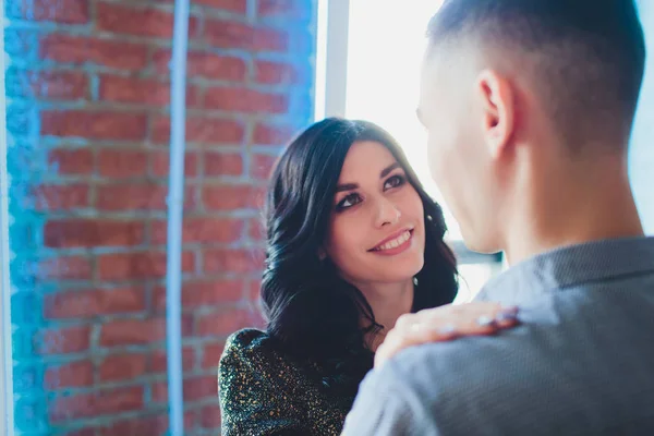 Liebesgeschichte eines schönen Paares im Loft-Interieur. — Stockfoto