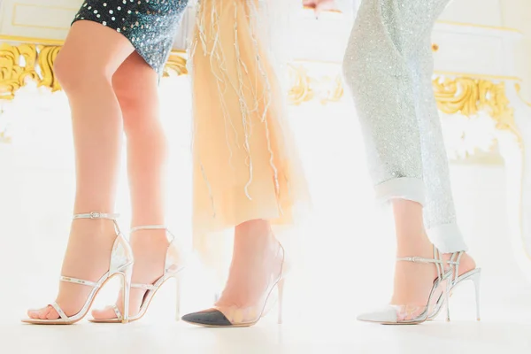 Foto de cerca de tres mujeres con estilo moderno tres piernas femeninas vestidas con zapatos de moda . — Foto de Stock