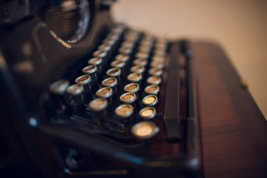 Mavi bir arka plan üzerinde ahşap üzerine eski daktilo.