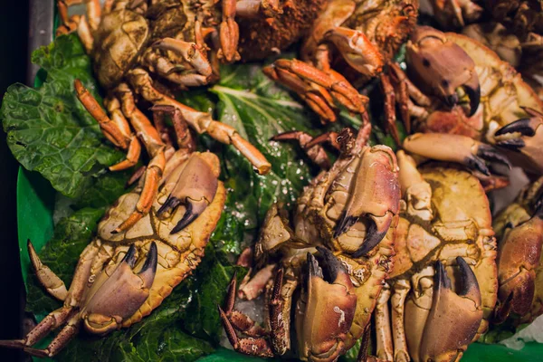 Caranguejos frescos no gelo prontos para venda no supermercado . — Fotografia de Stock