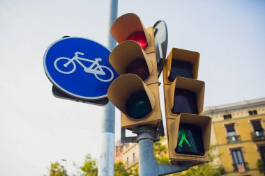 trafik ışıkları ile yürüyüş ve yeşil adam.