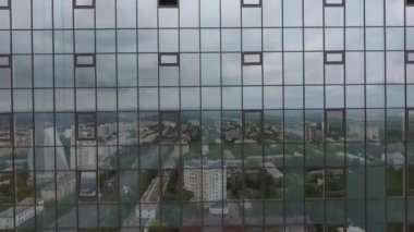 Yüksek binaların üzerinden cam gökdelen cephe soyut yansımaları.