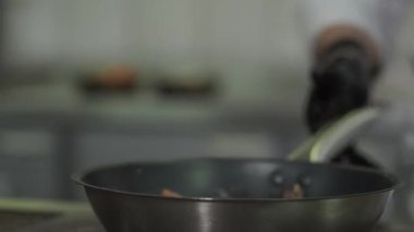 bir kırmızı bir bıçakla bir siyah granit masada bir patates içinde belgili tanımlık geçmiş birçok patates ile el kabukları mans. Hazırlık patates pişmiş olması.
