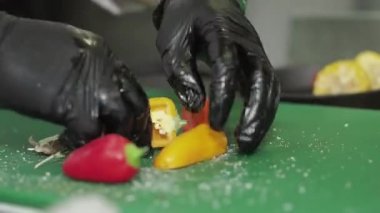 Mutfak masasında salata için taze sebze.