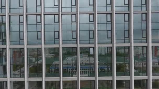 Réflexions abstraites de grands bâtiments de façade de gratte-ciel en verre . — Video