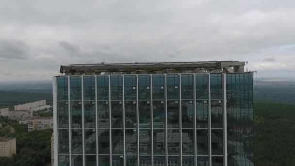 Abstrakcyjne refleksje wysokie budynki ze szkła drapacz fasada. — Wideo stockowe