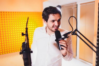 Portre Studio tablo üzerinde ses karıştırıcı kullanarak radyo ev sahibi.