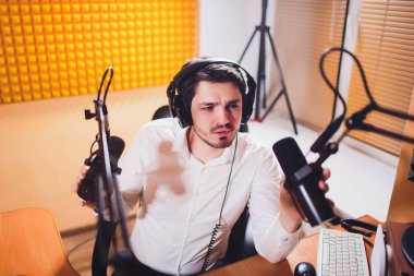 Portre Studio tablo üzerinde ses karıştırıcı kullanarak radyo ev sahibi.