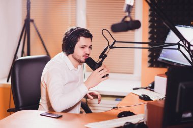 Portre Studio tablo üzerinde ses karıştırıcı kullanarak radyo ev sahibi.