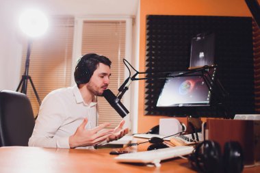 Portre Studio tablo üzerinde ses karıştırıcı kullanarak radyo ev sahibi.