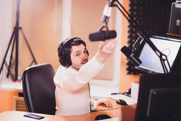 Retrato do host de rádio usando misturador de som na mesa em estúdio . — Fotografia de Stock