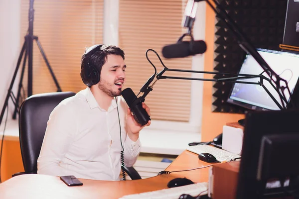 Retrato do host de rádio usando misturador de som na mesa em estúdio . — Fotografia de Stock