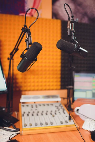 Micrófono de condensador en estudio de sala de grabación vocal . Fotos de stock libres de derechos