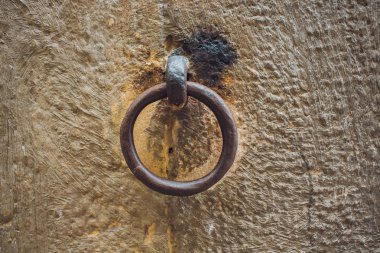 Eski çift kapılı kapı kolları. Altın kapı girişi. Lüks altın saplı. Kahverengi ahşap kapı kolunda klasik stil altın kapı kolu. Duvardaki düğmeler. Çift antika altın kaplama yakın çekim.