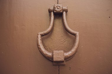 Eski çift kapılı kapı kolları. Altın kapı girişi. Lüks altın saplı. Kahverengi ahşap kapı kolunda klasik stil altın kapı kolu. Duvardaki düğmeler. Çift antika altın kaplama yakın çekim.