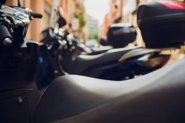 Bir scooter koltuk kapağını kapatın.