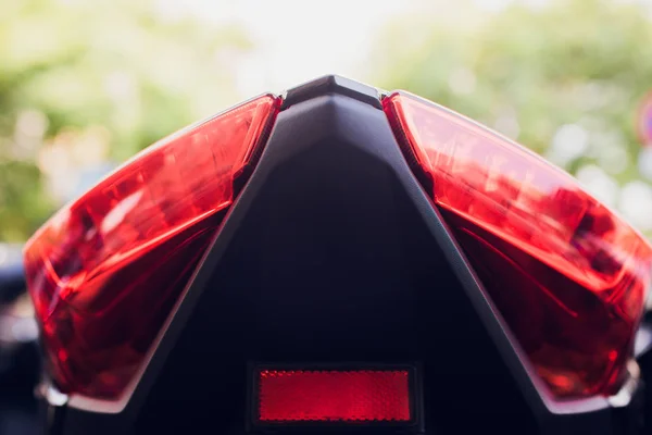 Luz trasera scooter. Detrás de la moto. Detalle de moto . — Foto de Stock