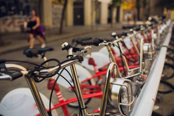 街の通りに自転車のレンタル駅。公共駐車場交通. — ストック写真