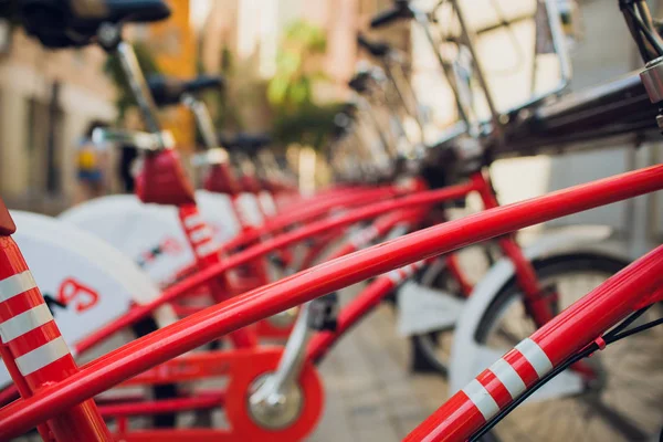 Alquiler de bicicletas en la calle de la ciudad. Transporte público de estacionamiento . — Foto de Stock