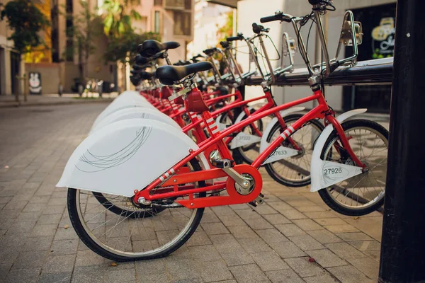 Wypożyczalnia rowerów stacji na ulicy miasta. Parking publiczny transport. — Zdjęcie stockowe