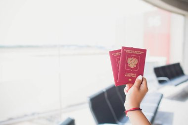 Barcelona, İspanya - 10 Ağustos 2018: Elinde iki Rus pasaportu. Ahşap arka plan üzerinde Rus resmi belge.