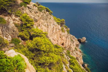 güzel bir deniz manzarası. Deniz ve gün batımı, rock. doğa kompozisyon.