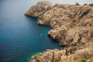 güzel bir deniz manzarası. Deniz ve gün batımı, rock. doğa kompozisyon.