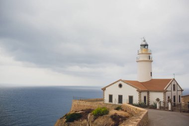 Deniz feneri ve bakış açısı Cap de Formentor. Turistik. Mallorca Island Sahil akşam. Dağ. Balears Adaları. İçinde belgili tanımlık kış manzara. Büyük sahne. Manzara güzel.
