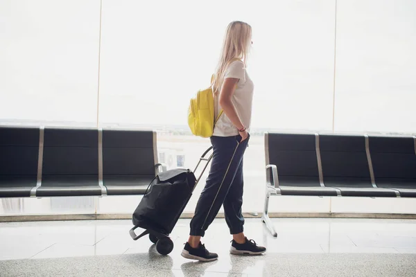 旅行商务人士与行李站立在机场. — 图库照片