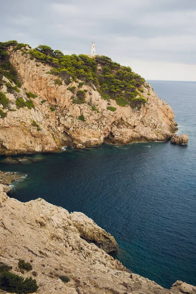 Faro en Cabo Formentor en Costa del Norte de Mallorca, España. Amanecer artístico y paisaje al atardecer . — Foto de Stock