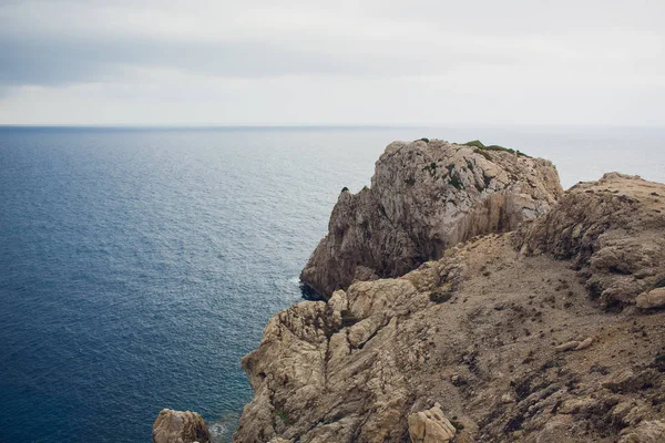 北マヨルカの海岸、スペイン岬フォーメントーの灯台。芸術的な日の出や夕暮れ landascape. — ストック写真