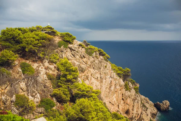 Hermoso paisaje marino. Mar y roca al atardecer. Composición natural . — Foto de Stock