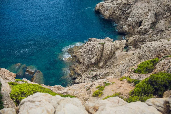 Hermoso paisaje marino. Mar y roca al atardecer. Composición natural . — Foto de Stock
