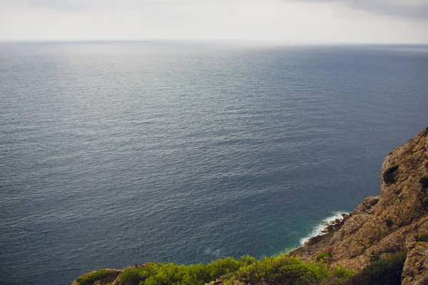 Vuurtoren en gezichtspunt Cap de Formentor. Toeristische attractie. Mallorca eiland kust in de avond. Berg. Balears eilanden. Landschap in de winter. Groot landschap. Mooi uitzicht. — Stockfoto
