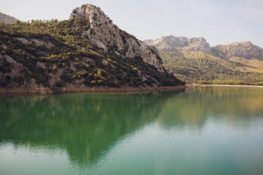 Pastoral yaz manzarası ile dağ gölü Alpleri'nde temizleyin.
