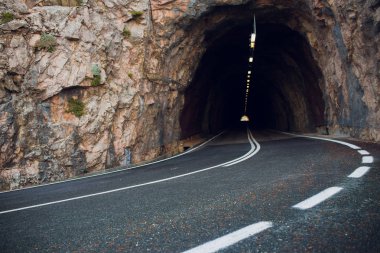 Tünel bir yolda yalnız yol dağ, tünel, Avrupa, Mallorca.